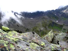 Blick hinunter zur Darmstädter Hütte vom Schneidjoch aus.