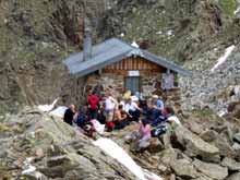 Pause und buntes Treiben an der Zollhütte