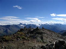 Geniale Aussicht und Steinmanderl-Landschaft auf dem Matnaljoch.